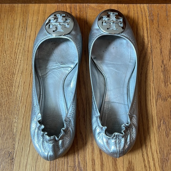 Tory Burch Reva Logo Silver Ballet Flat 7 - Picture 6 of 14